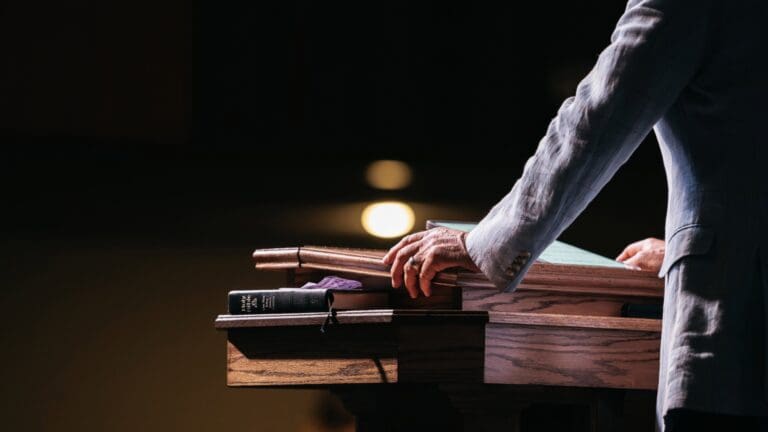 pastor obispo anciano